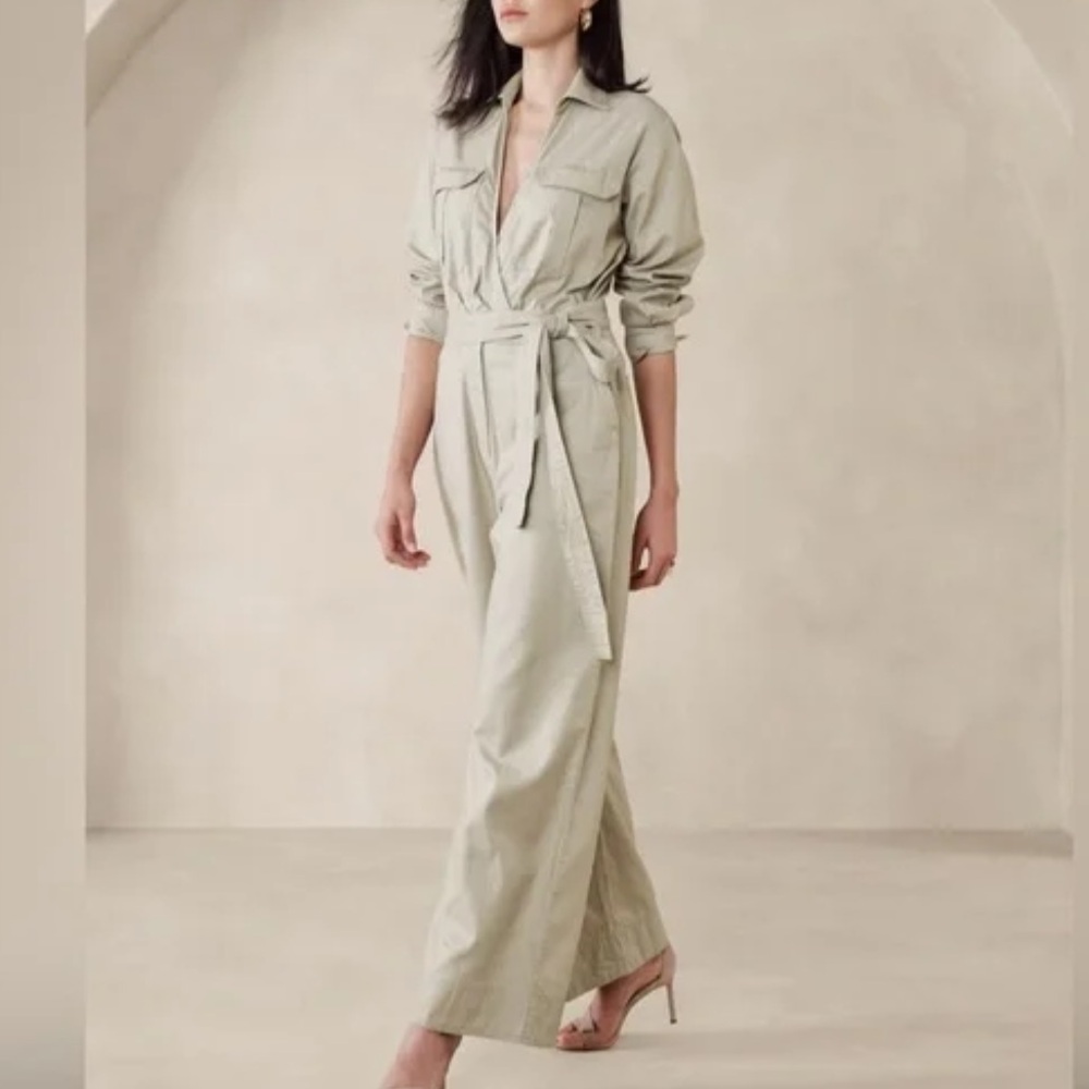 NWT Banana Republic Factory Long Sleeve Relaxed Fit Jumpsuit Size 6 Petite
